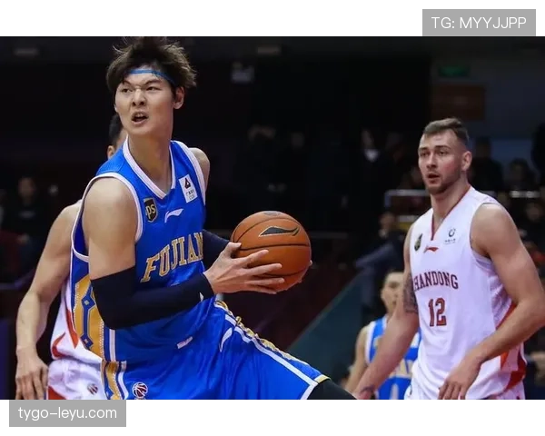 阿切尔比防守表现亮眼,成球队后防中流砥柱 阿切尔比防守表现亮眼,成球队后防中流砥柱